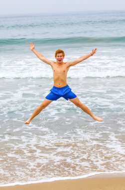 sevimli genç genci eğlenceli plaj vardır.