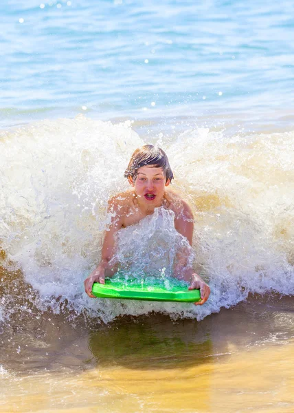 Chico se divierte surfeando en las olas — Foto de Stock