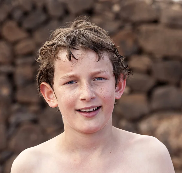 Carino ragazzo a il piscina — Foto Stock