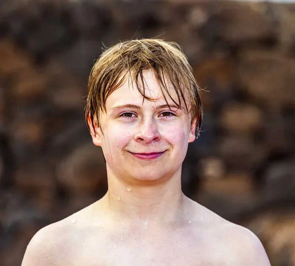 Porträt eines Jungen am Pool — Stockfoto