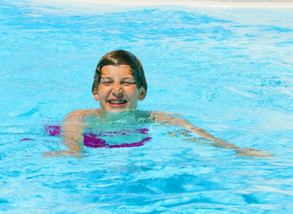 Giovane ragazzo nuotare in piscina — Foto Stock