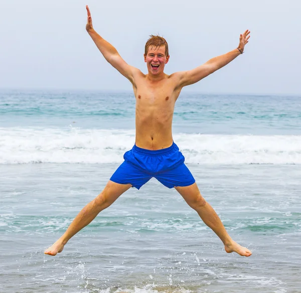 Menino na praia — Fotografia de Stock