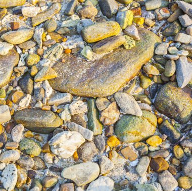 Güzel taşlar, kayalar ilginç harmonik st ile güneş ışığı
