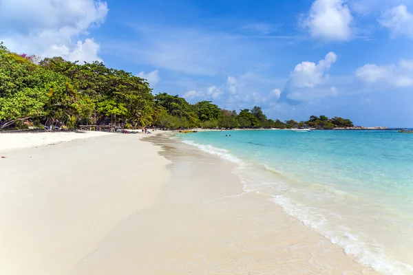 Bela praia tropical com palmas — Fotografia de Stock