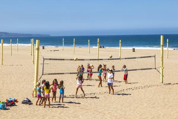 Spela volleyboll och träna på stranden — Stockfoto