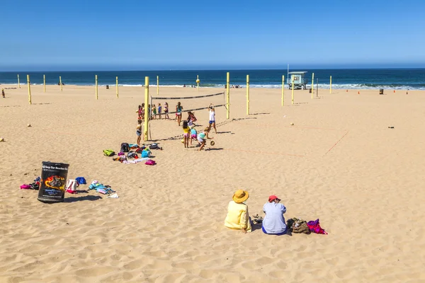 Играть в волейбол и тренироваться на пляже — стоковое фото