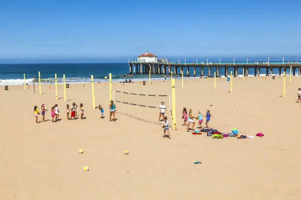 Jugar al voleibol y entrenar en la playa — Foto de Stock