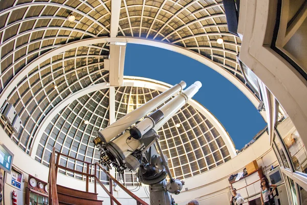 Famoso telescopio Zeiss en el observatorio Griffith — Foto de Stock