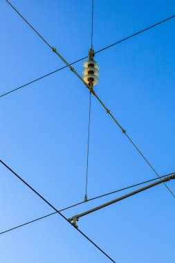 Mavi gökyüzü karşı demiryolu havai hatları temizlemek