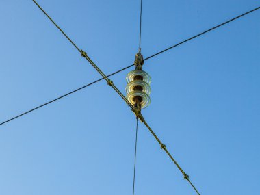 Mavi gökyüzü karşı demiryolu havai hatları temizlemek