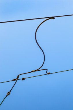 Mavi gökyüzü karşı demiryolu havai hatları temizlemek