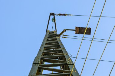 Mavi gökyüzü karşı demiryolu havai hatları temizlemek