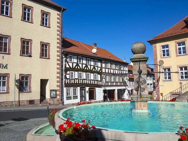 Marktplatz mit Brunnen und Fachwerkhäusern im Märchenland — Stockfoto