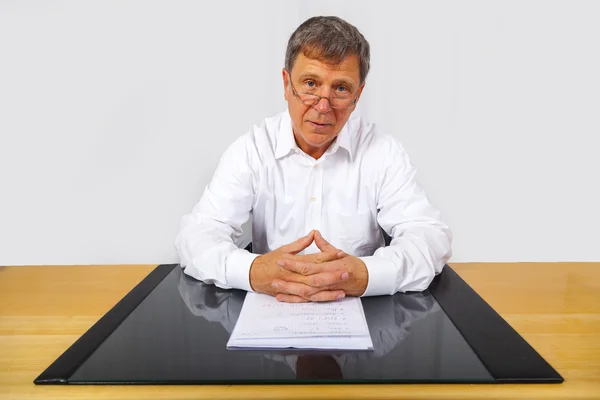 Affärsman som sitter vid sitt skrivbord — Stockfoto