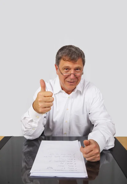 Inteligente sonriente hombre de negocios muestra pulgares hacia arriba signo —  Fotos de Stock
