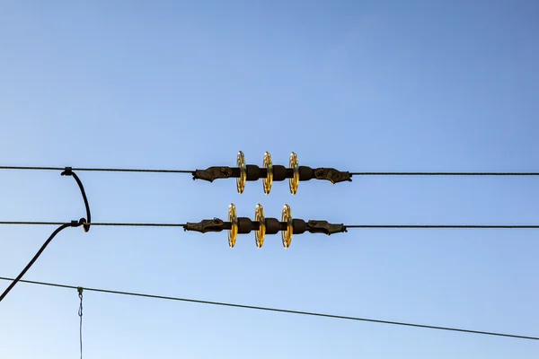 Järnvägen luftledningar mot klar blå himmel — Stockfoto