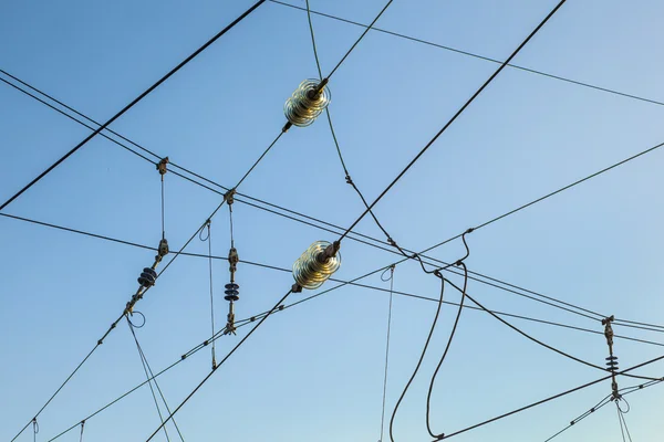 Linee aeree della ferrovia contro cielo blu chiaro — Foto Stock