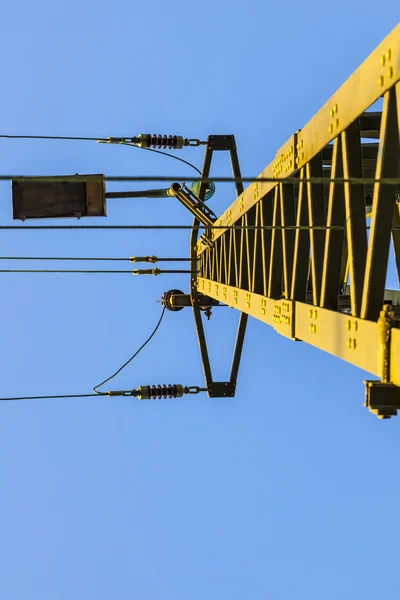 Bahn-Oberleitungen gegen strahlend blauen Himmel — Stockfoto