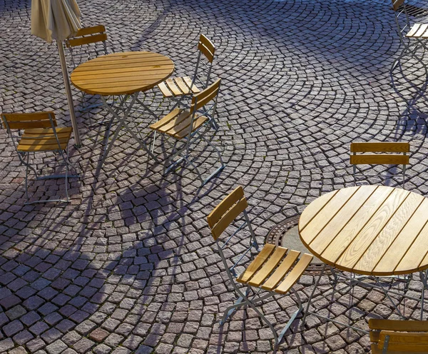 Sièges de café allemands extérieurs avec tables rondes et chaise en bois — Photo