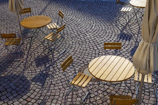Kültéri német kávézó asztalok kerek asztalokkal és fa szék — Stock Fotó