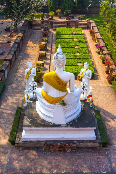 Buddha-Statuen am Tempel des wat yai chai mongkol in Ayutthaya bei Bangkok, Thailand — Stockfoto