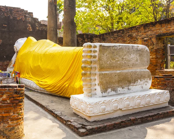 Lying Buddha dressed in yellow scarf — Stock Photo, Image