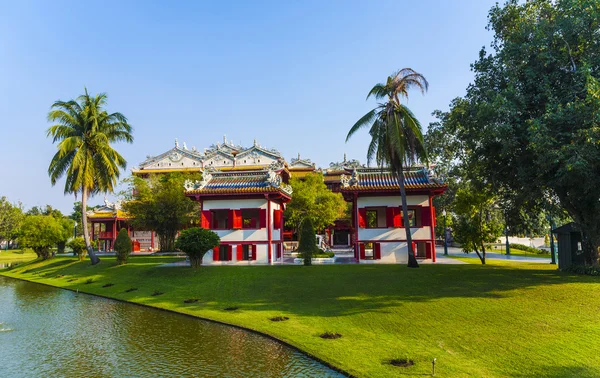 Beaux bâtiments et parc dans le Sommerpalace Bang Pa In — Photo