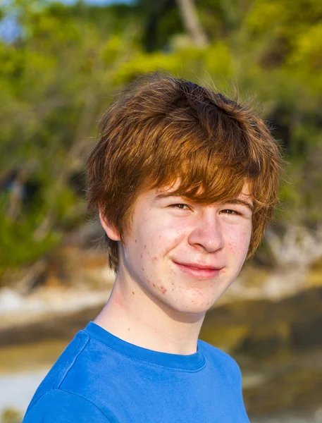 Schattige jongen op het tropisch strand — Stockfoto