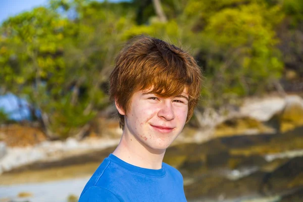 Schattige jongen op het tropisch strand — Stockfoto