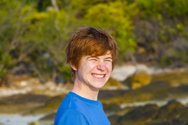 Menino bonito na praia tropical com cara engraçada — Fotografia de Stock