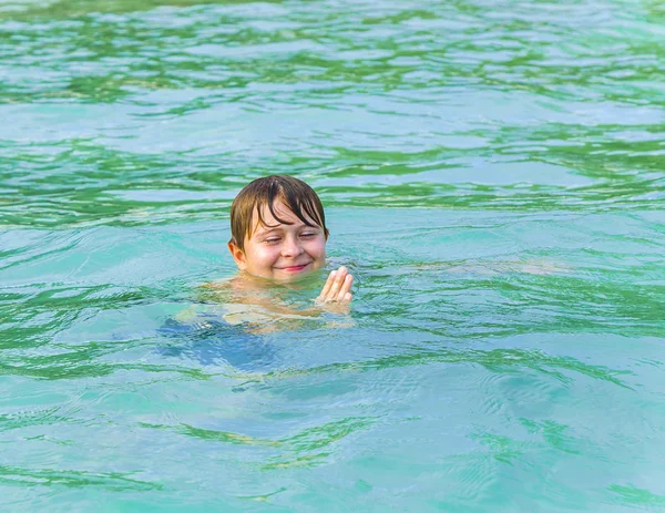 Pojken har simning i havet — Stockfoto