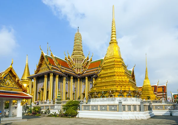 Famous temple Phra Sri Ratana Chedi covered with foil gold — Stock Photo, Image