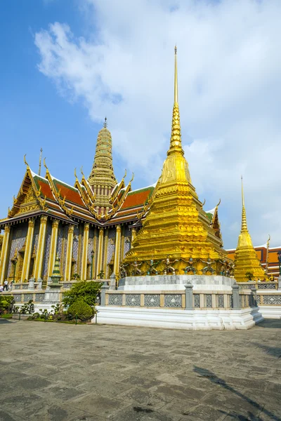 Famoso templo Phra Sri Ratana Chedi cubierto con oro de aluminio —  Fotos de Stock