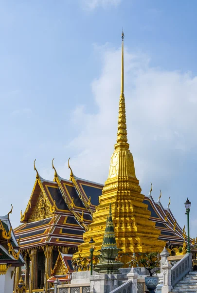 Beroemde tempel phra sri Varabhorn chedi bedekt met folie goud — Stockfoto
