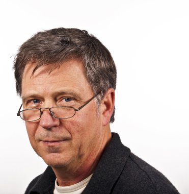 Glimlachende man geïsoleerd op witte achtergrond