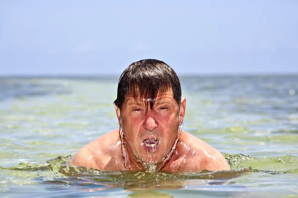 Portrait of a man swimming in the crystal clear ocean — Stock Photo, Image