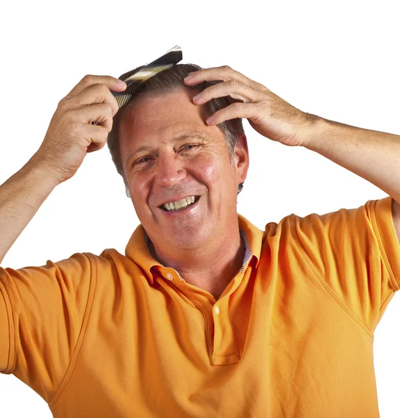Attraktiver Mann kämmt sich die Haare — Stockfoto