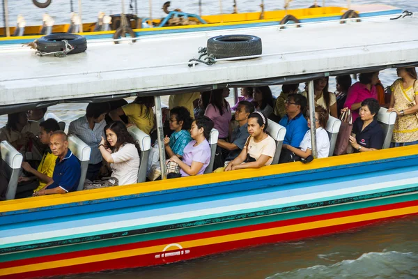 小船在河中在曼谷湄南昭披耶 — 图库照片