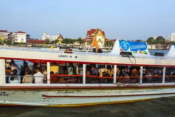 川でボートに乗ってメナムチャオプラヤー バンコクで — ストック写真
