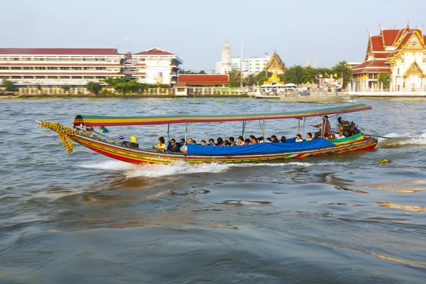 У човен в річці Mae Nam Chao Phraya в Бангкоку — стокове фото