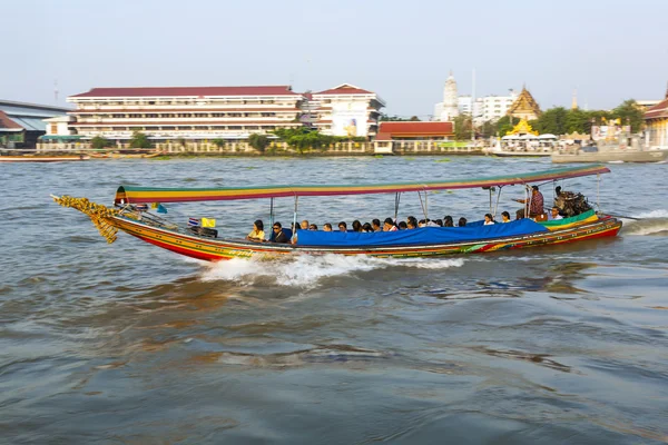 小船在河中在曼谷湄南昭披耶 — 图库照片