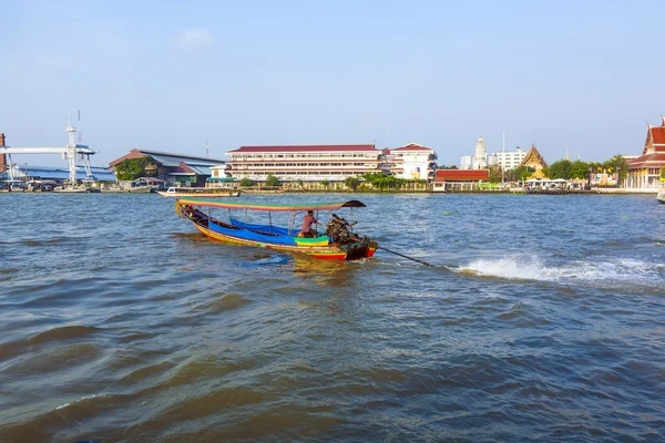 I båt på floden mae nam chao phraya i bangkok — Stockfoto