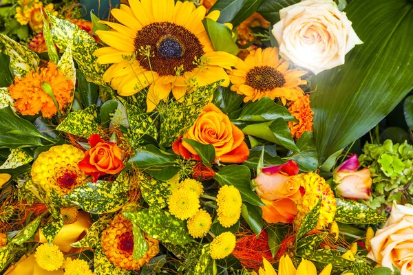 Blumen am Grab mit verliebtem Satz — Stockfoto