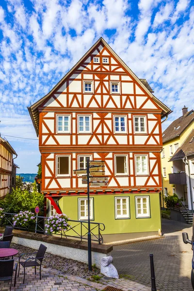 Cidade velha de wetzlar com casas de madeira e esculturas no woo — Fotografia de Stock