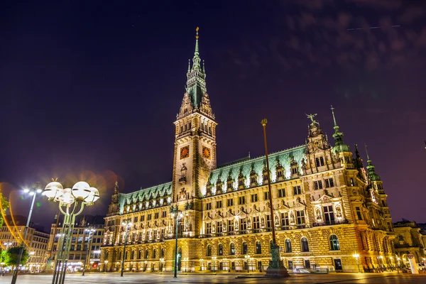 Hôtel de ville de Hambourg la nuit — Photo