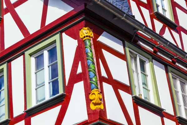 Cidade velha de wetzlar com casas de madeira e esculturas no woo — Fotografia de Stock