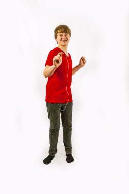 Çocuk kulaklık ile müzik dinler ve eğlence var