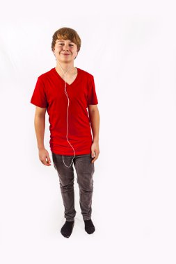 Çocuk kulaklık ile müzik dinler ve eğlence var