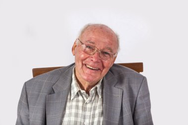 Koltuğunda oturan kendinden emin yaşlı bir adamın portresi.