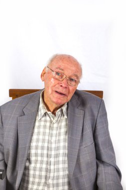 onun koltukta oturan yaşlı akıllı kendine güvenen adam